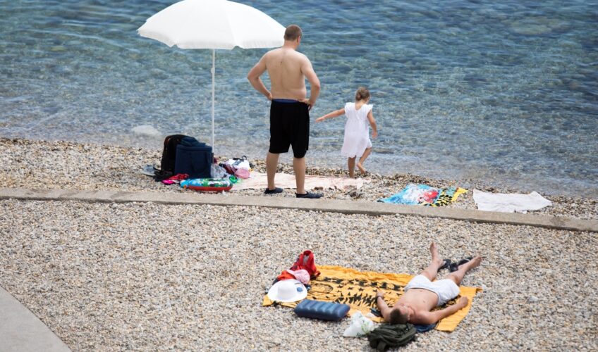 Užasan smrad i mrlje na popularnoj plaži kod Novog Vinodolskog: ‘Proljev, povraćanje, temperatura su normalni…’